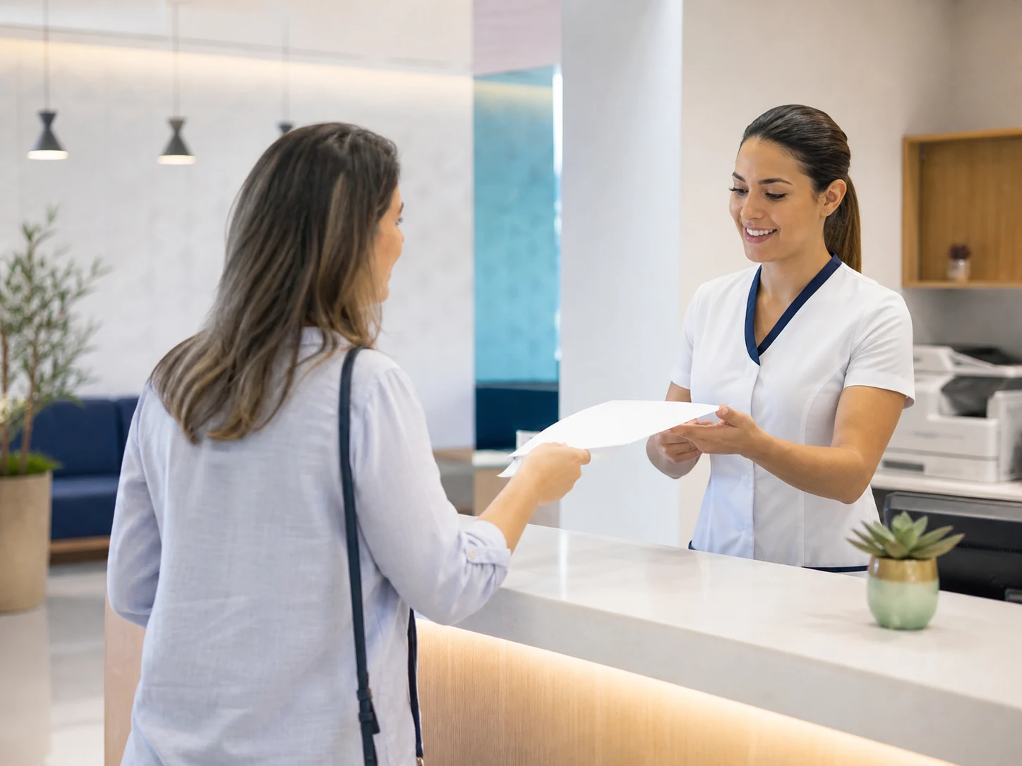 Paciente entregando uma requisição de exames para atendimento no laboratório